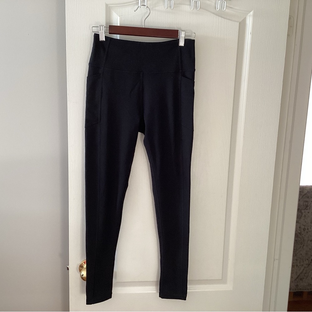 Victoria's Secret Black Leggings. Size 8.   B3